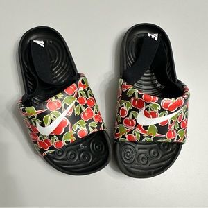 Kids Nike slides with cherry pattern. In good condition and too cute!